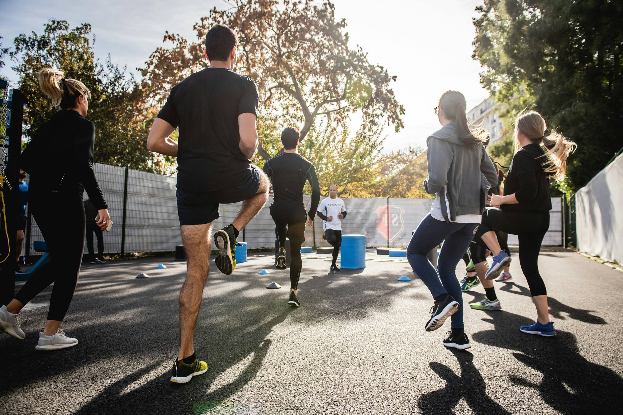 Eine Trainingsgruppe absolviert im Freien ein Lauf-Workout – aktiv und gesund unterwegs