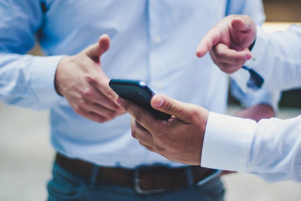 Schnelle Hilfe im Servicefall: Zwei Personen klären ein Anliegen direkt am Smartphone